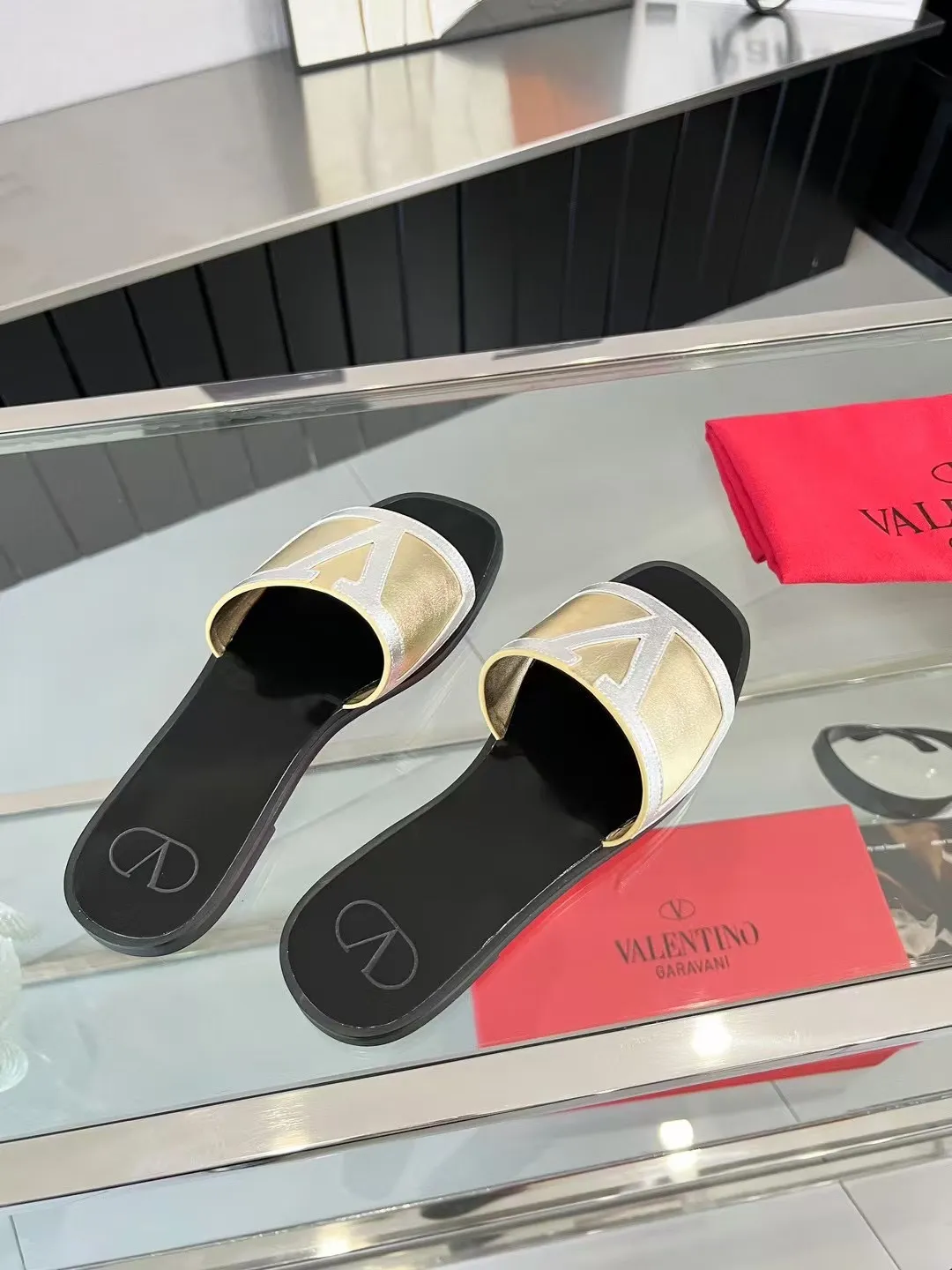 👟👟Ex-factory price 340👟👟 Valentino, 25 new spring and summer Valentino color-blocked flat flops, sizes 35-43